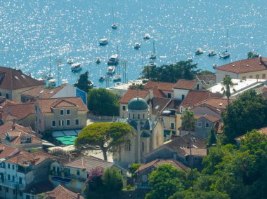 Karadağ 'ın Nerceg Novi kentindeki Belavista Meydanı' ndaki Aziz Michael Başmelek Kilisesi 'nin hava manzarası.