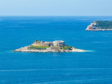 Adriyatik Denizi 'nin Boka Kotorska Koyu, Karadağ' daki Mamula adası kalesinin hava manzarası.