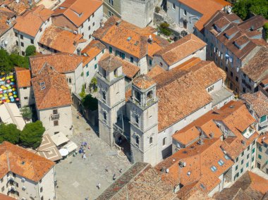 Karadağ 'ın Kotor kentindeki St Tryphon Katedrali' nin havadan görünüşü bir Roma Katolik katedrali.