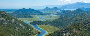 Pavlova Strana 'nın nehir ve dağlara bakış açısı, skadar gölü ulusal parkı, Karadağ