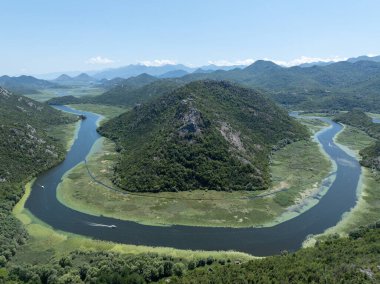 Pavlova Strana 'nın nehir ve dağlara bakış açısı, skadar gölü ulusal parkı, Karadağ