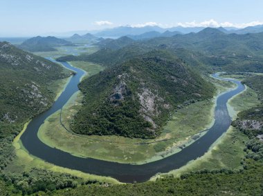 Pavlova Strana 'nın nehir ve dağlara bakış açısı, skadar gölü ulusal parkı, Karadağ