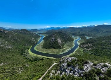Pavlova Strana 'nın nehir ve dağlara bakış açısı, skadar gölü ulusal parkı, Karadağ