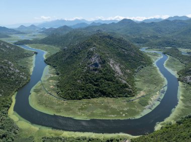 Pavlova Strana 'nın nehir ve dağlara bakış açısı, skadar gölü ulusal parkı, Karadağ