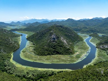 Pavlova Strana 'nın nehir ve dağlara bakış açısı, skadar gölü ulusal parkı, Karadağ