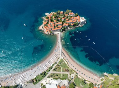 Karadağ 'ın Budva kentindeki Sveti Stefan adasının hava manzarası. Şu anda anakaraya bağlı küçük bir adadan oluşuyor. Dar bir tombolo ve ana karada yaşayanların çoğunun yaşadığı yer..