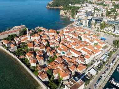 Karadağ 'ın Budva kentinin güzel bir yaz gününde havadan görünüşü