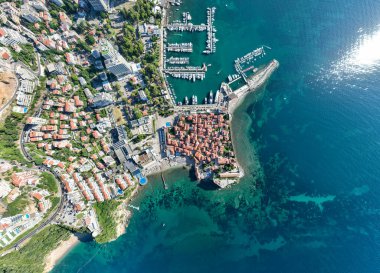 Karadağ 'ın Budva kentinin güzel bir yaz gününde havadan görünüşü