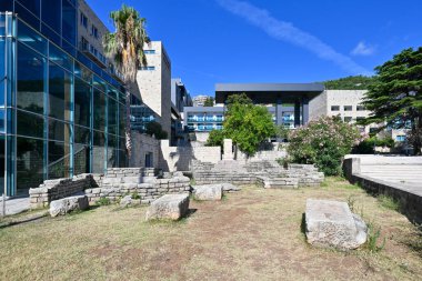 Karadağ 'ın Eski Budva kenti yakınlarındaki Roma ve Yunan mezarlığının kalıntıları (MÖ 4 - MS 2). Otel Avala inşaatı sırasında 1938 'de kazılmış.