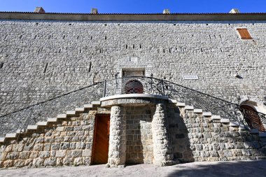 Karadağ 'daki Budva Kalesi' nin tarihi binasının girişi ve cephesi.