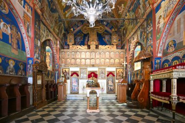 Budva, Karadağ - 29 Haziran 2023: Kutsal Üçlü Ortodoks Kilisesi 'nin girişinin üzerinde dini temalı mozaik. Kilise Eski Şehir 'de, Kale' nin yanında.