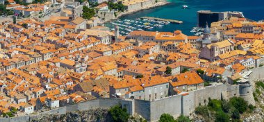Hırvatistan 'daki Eski Şehir ve turuncu Dubrovnik çatılarının havadan görünüşü.