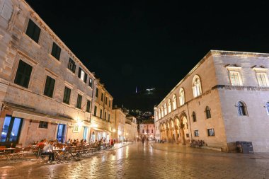 Dubrovnik, Hırvatistan - 27 Haziran 2023: Hırvatistan 'ın eski Dubrovnik kentindeki Rektör Sarayı' nın akşam manzarası
