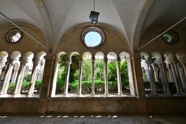 Dubrovnik'teki ünlü Kilise ve Manastırı'nın tarihi avlufransisi güzel görünümü, Dalmaçya bölgesi, Hırvatistan