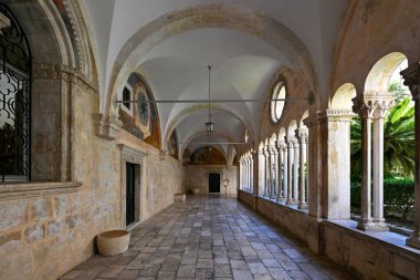 Dubrovnik'teki ünlü Kilise ve Manastırı'nın tarihi avlufransisi güzel görünümü, Dalmaçya bölgesi, Hırvatistan