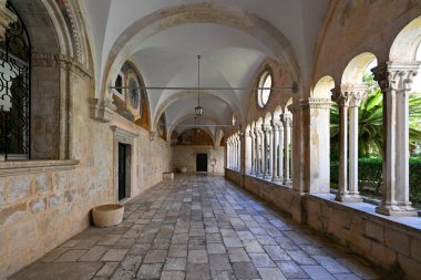 Dubrovnik'teki ünlü Kilise ve Manastırı'nın tarihi avlufransisi güzel görünümü, Dalmaçya bölgesi, Hırvatistan