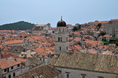 Dubrovnik'teki ünlü Kilise ve Manastırı'nın tarihi avlufransisi güzel görünümü, Dalmaçya bölgesi, Hırvatistan