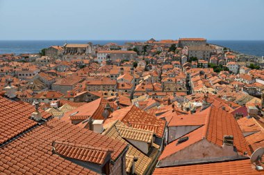 Hırvatistan 'daki Eski Şehir ve turuncu Dubrovnik çatılarının havadan görünüşü.