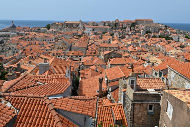 Hırvatistan 'daki Eski Şehir ve turuncu Dubrovnik çatılarının havadan görünüşü.
