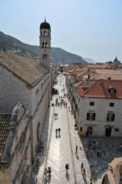 Dubrovnik, Hırvatistan - 25 Haziran 2023: Stradun veya Placa bir zamanlar Ragusa 'yı Dubrava' dan ayırıyordu. Hırvatistan 'ın Dubrovnik kentinin etrafındaki duvarlarla çevrili, zaman cilalı kireçtaşı kaldırımlı ana cadde.