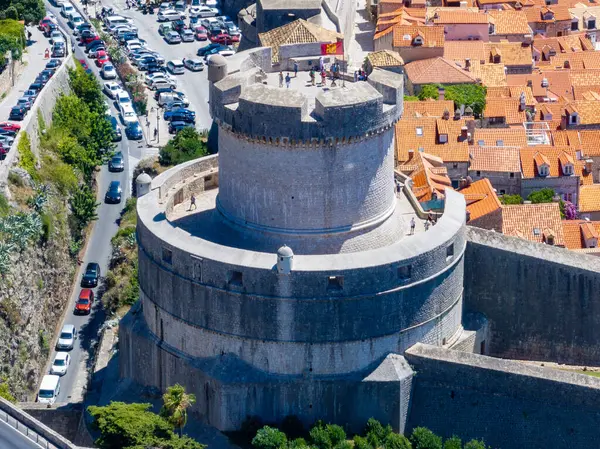 stock image View of Mineta Tower (Tvrava Mineta) the highest point of its defence system, built in 1319 and Walls of Dubrovnik. As a symbol of unconquerable Dubrovnik, upon Minceta tower is the Croatian flag. 