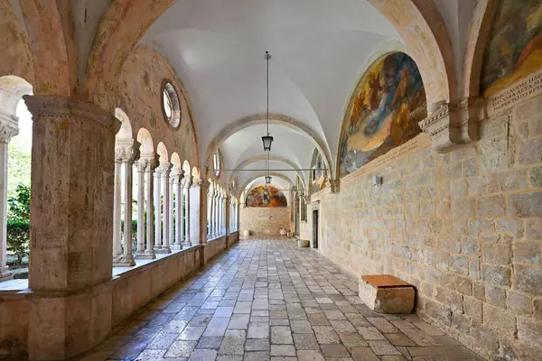 Dubrovnik'teki ünlü Kilise ve Manastırı'nın tarihi avlufransisi güzel görünümü, Dalmaçya bölgesi, Hırvatistan