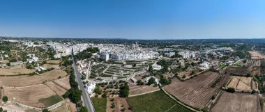 Bari, Puglia, İtalya yakınlarındaki karakteristik bir kasaba olan Locorotondo 'nun havadan görünüşü.