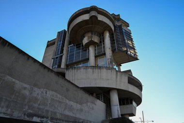 Napoli, İtalya - 14 Ağustos 2023: Casa del Portuale, mimar Aldo Loris Rossi tarafından tasarlanan ve 1978 yılında tamamlanan Napoli limanındaki işçiler için terk edilmiş bir bina.