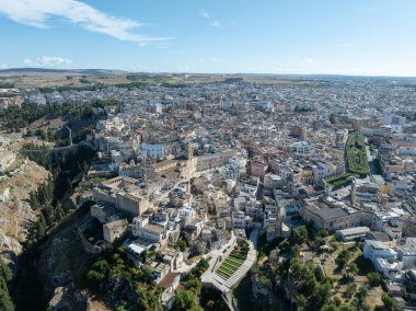 Puglia kasabasındaki Gravina şehri. Apulia, İtalya ve Avrupa 'nın çekici bahar manzarası.