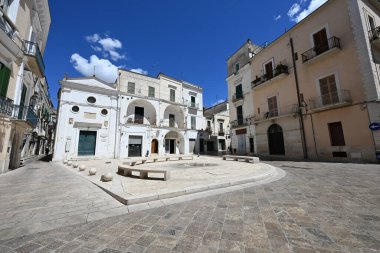 Gravina, İtalya - 8 Ağustos 2023: Gravina, İtalya 'da bir yaz günü Piazza del Plebiscito.