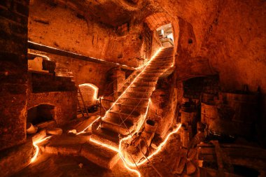 Gravina Puglia, İtalya - 8 Ağustos 2023: Gravina Underground (Gravina Sotterranea) Puglia, İtalya.