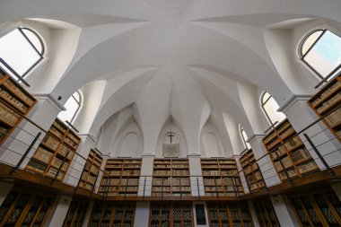 Gravina, İtalya - 8 Ağustos 2023: Puglia, İtalya 'da Finya Bölüm Kütüphanesi (Biblioteca Capitolare Finia).