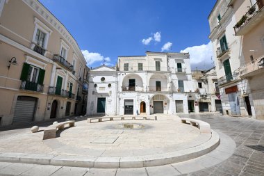 Gravina, İtalya - 7 Ağustos 2023: Gravina, İtalya 'da bir yaz günü Piazza del Plebiscito.