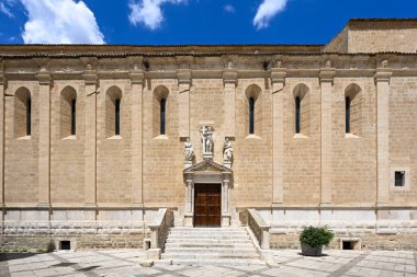 İtalya 'nın Puglia, Bari kentindeki pitoresk İtalyan kasabası Gravina' daki antik Santa Maria Assunta katedrali..