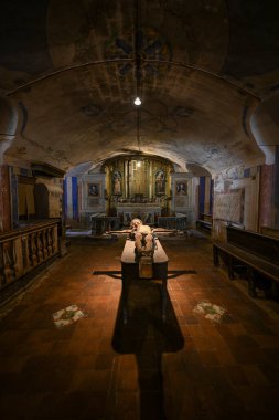 Gravina, İtalya - 7 Ağustos 2023: Puglia, Bari, İtalya 'daki pitoresk İtalyan kasabası Gravina' nın merkezindeki antik Santa Maria Assunta katedrali.