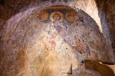 Gravina, İtalya - 7 Ağustos 2023: Santa Margherita kaya kilisesinin freskleri ve Mottola, Taranto, Apulia (Puglia), İtalya.