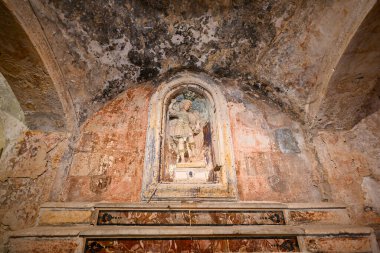 Santa Margherita kaya kilisesinin freskleri ve Mottola, Taranto, Apulia (Puglia), İtalya 'daki mağara evleri.