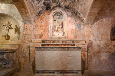 Gravina, İtalya - 7 Ağustos 2023: Santa Margherita kaya kilisesinin freskleri ve Mottola, Taranto, Apulia (Puglia), İtalya.
