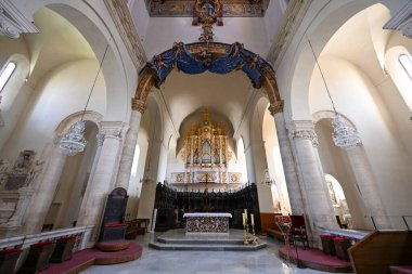 Gravina, İtalya - 7 Ağustos 2023: Puglia, Bari, İtalya 'daki pitoresk İtalyan kasabası Gravina' nın merkezindeki antik Santa Maria Assunta katedrali.