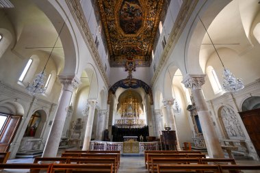 Gravina, İtalya - 7 Ağustos 2023: Puglia, Bari, İtalya 'daki pitoresk İtalyan kasabası Gravina' nın merkezindeki antik Santa Maria Assunta katedrali.