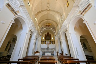 Gravina, İtalya - 7 Ağustos 2023: Sasso Barisano 'da bulunan ve 1593 yılında inşa edilen Sant Agostino Manastırı, aynı isimli kiliseyle birlikte San Giuliano' nun antik taş mahzenine inşa edilmiştir.