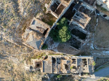 İtalya 'nın Basilicata bölgesindeki terk edilmiş Craco köyünün hava manzarası.