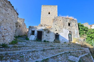 Norman Kulesi, İtalya 'nın Basilicata bölgesindeki terk edilmiş Craco köyünde..