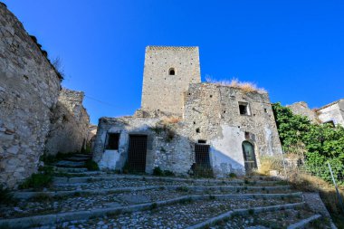 Norman Kulesi, İtalya 'nın Basilicata bölgesindeki terk edilmiş Craco köyünde..