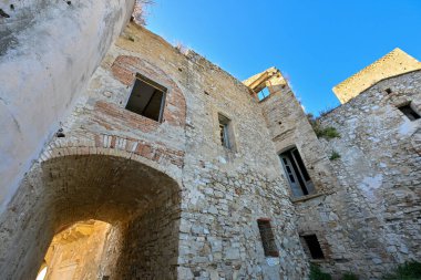 Terk edilmiş köy Craco, Basilicata bölgesi, İtalya.