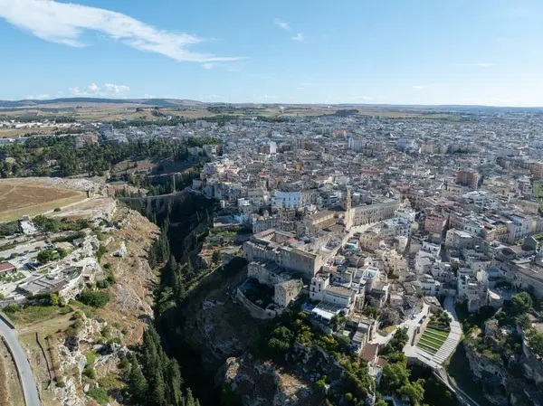 Puglia kasabasındaki Gravina şehri. Apulia, İtalya ve Avrupa 'nın çekici bahar manzarası.