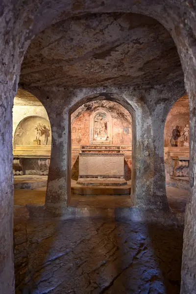 Santa Margherita kaya kilisesinin freskleri ve Mottola, Taranto, Apulia (Puglia), İtalya 'daki mağara evleri.