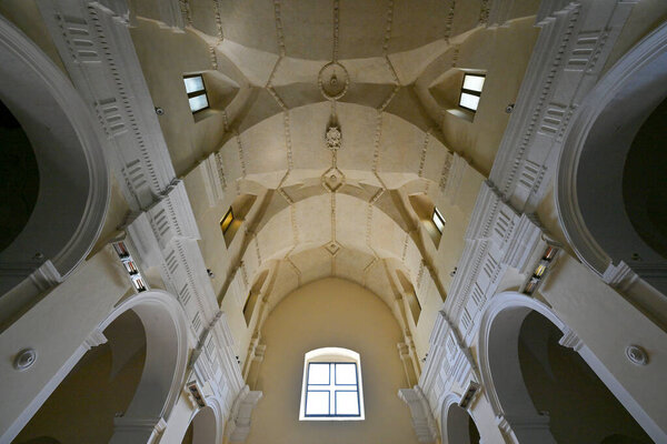 Гравина, Италия - 7 августа 2023 года: монастырь Сан-Агостино, расположенный в местечке Баризано и построенный в 1593 году вместе с одноименной церковью на древней скальной крипте Сан-Джулиано в итальянском городе Гравина.