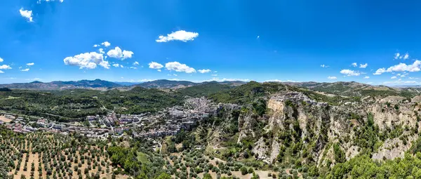 İtalya 'nın Matera ilindeki Tursi köyünün hava manzarası.