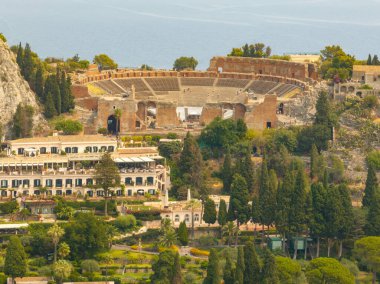 Yunan Taormina Tiyatrosu 'nun havadan görünüşü, Taormina, İtalya.